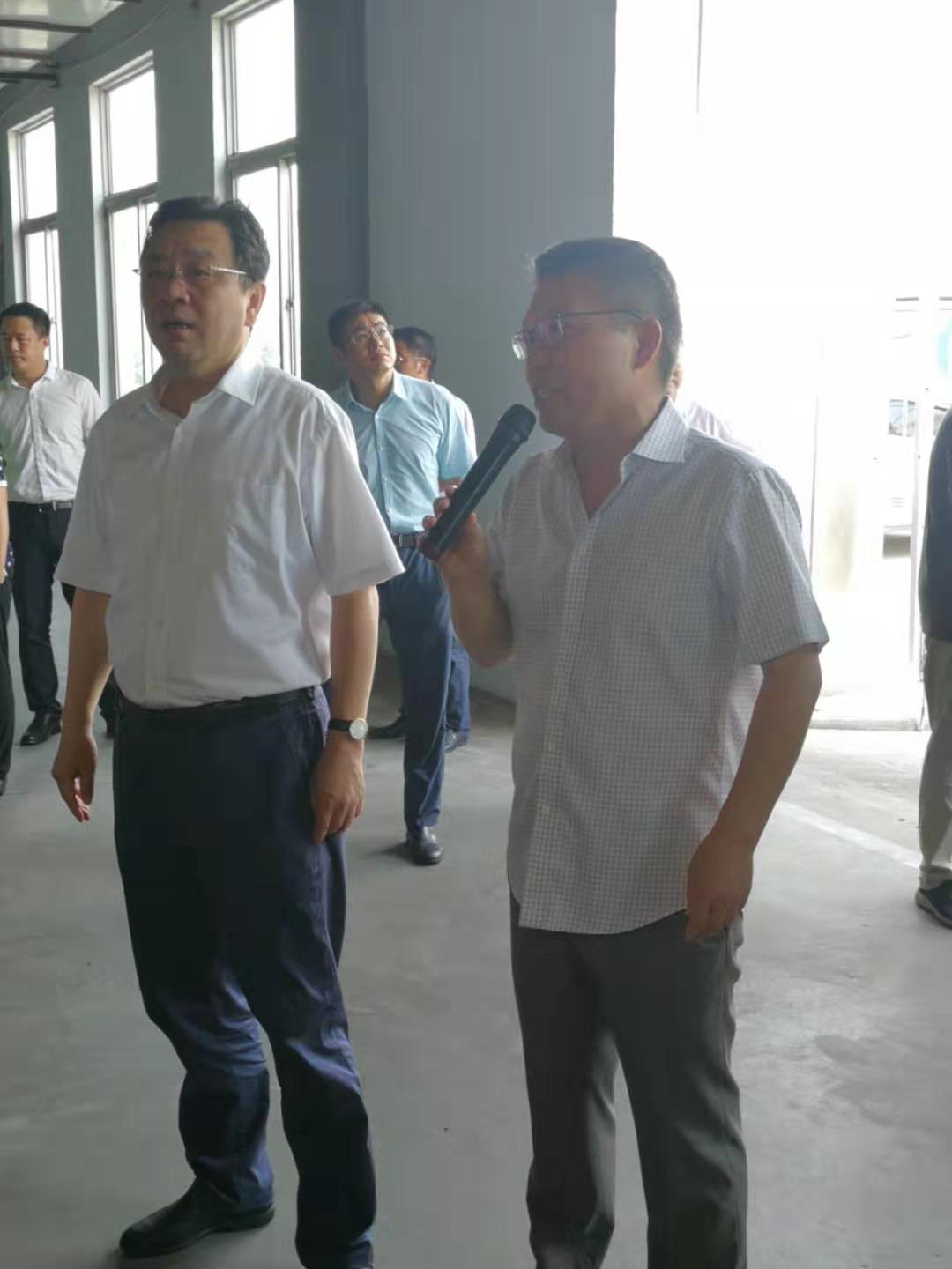 省委常委、統(tǒng)戰(zhàn)部部長楊岳(左)現(xiàn)場聽匯報 省委常委、統(tǒng)戰(zhàn)部部長楊岳(左)現(xiàn)場聽匯報